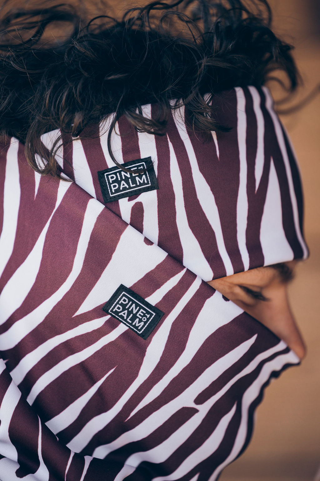 BANDEAU TECHNIQUE ZEBRA BORDEAUX – Porté / ambiance (JPG)