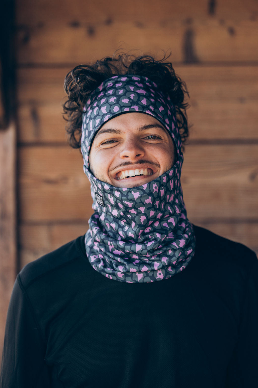 TOUR DE COU TECHNIQUE WILD BLEU – Porté / ambiance (JPG)