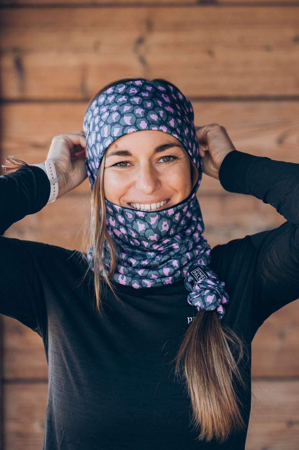 TOUR DE COU TECHNIQUE WILD BLEU – Porté / ambiance (JPG)