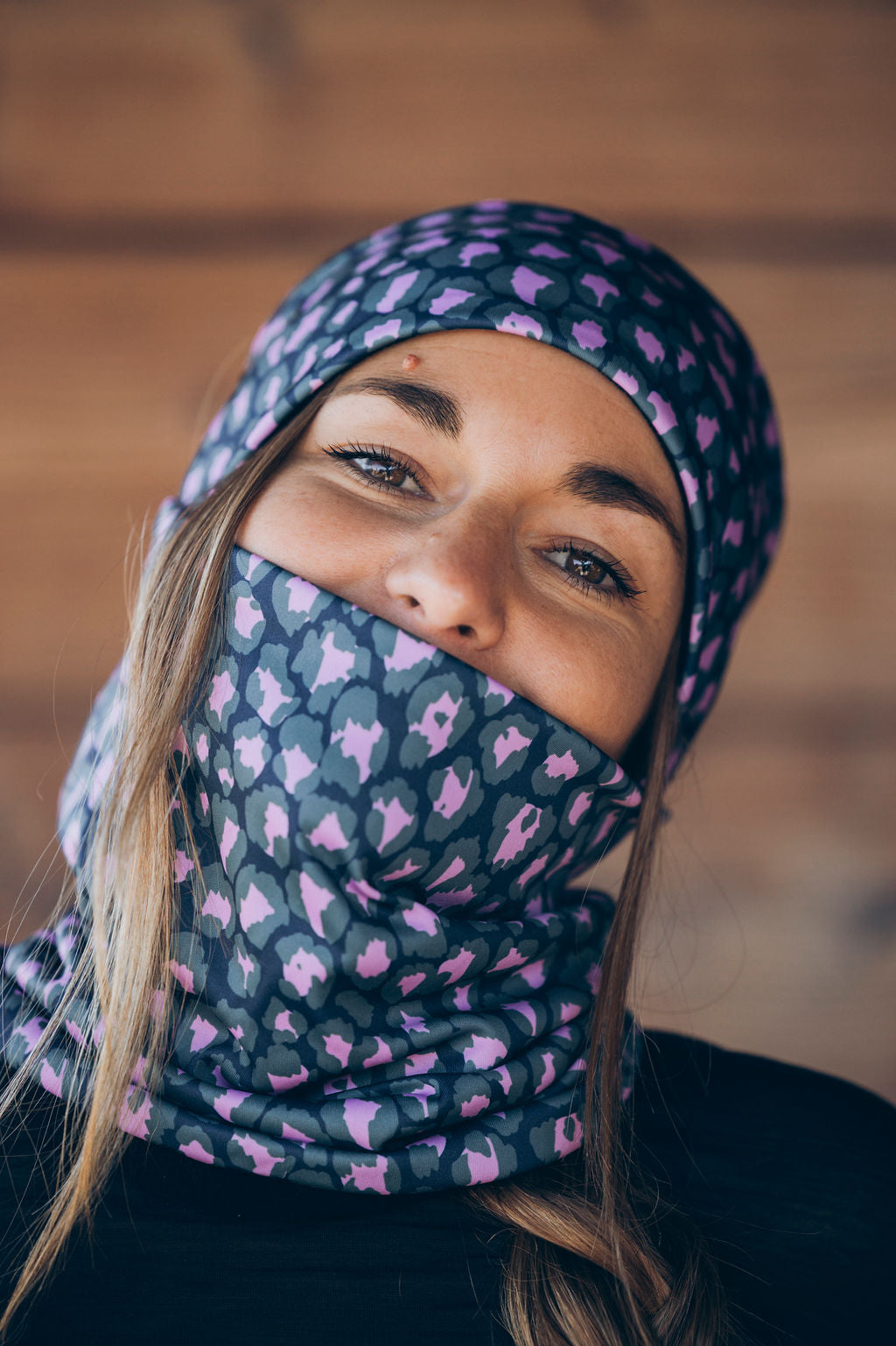 TOUR DE COU TECHNIQUE WILD BLEU – Porté / ambiance (JPG)