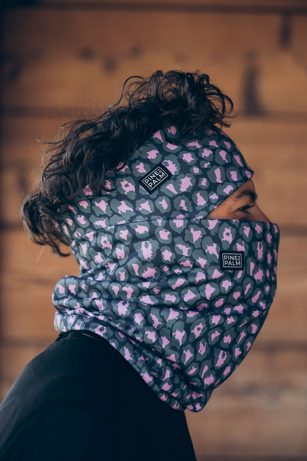 TOUR DE COU TECHNIQUE WILD BLEU – Porté / ambiance (JPG)