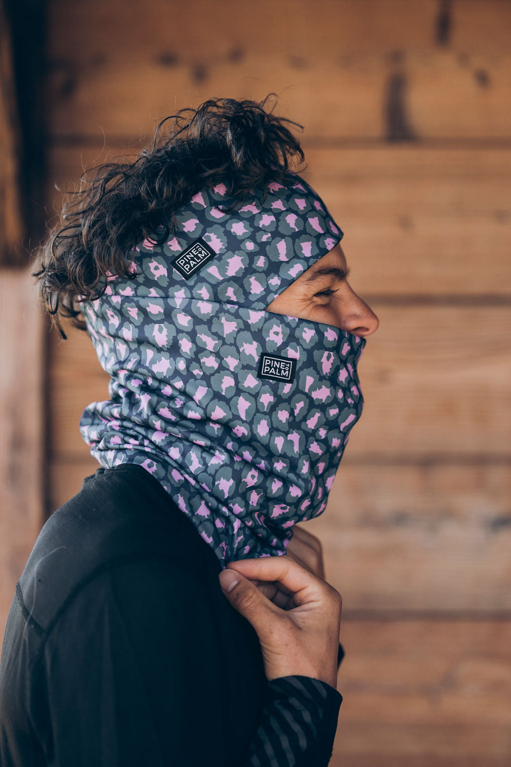 TOUR DE COU TECHNIQUE WILD BLEU – Porté / ambiance (JPG)