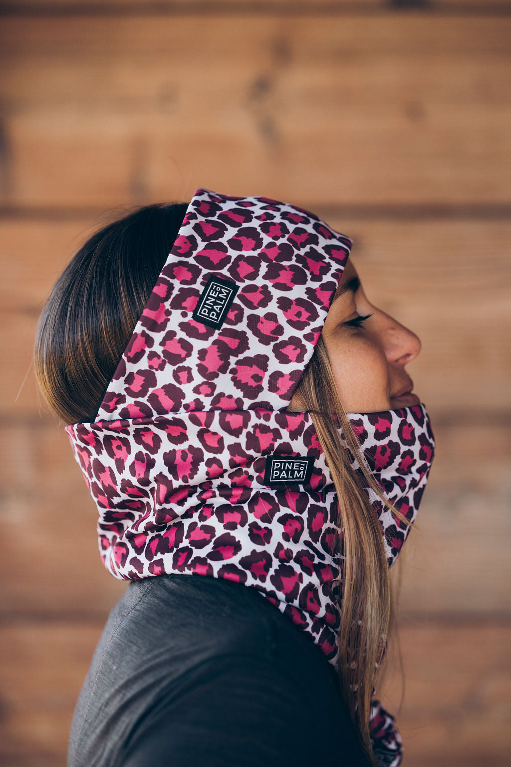 TOUR DE COU TECHNIQUE WILD FUSCHIA – Porté / ambiance (JPG)
