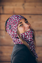 TOUR DE COU TECHNIQUE WILD FUSCHIA – Porté / ambiance (JPG)