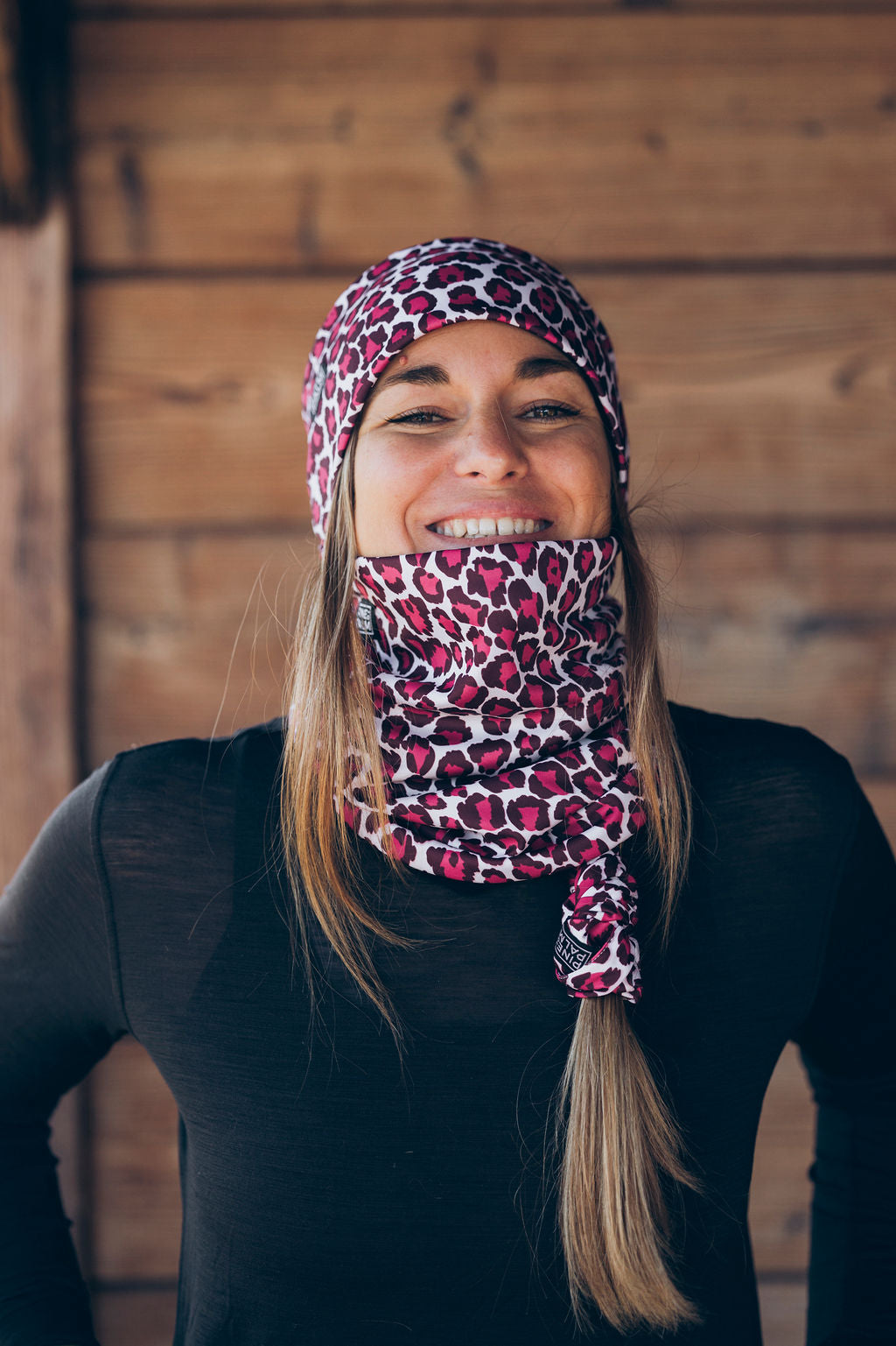TOUR DE COU TECHNIQUE WILD FUSCHIA – Porté / ambiance (JPG)