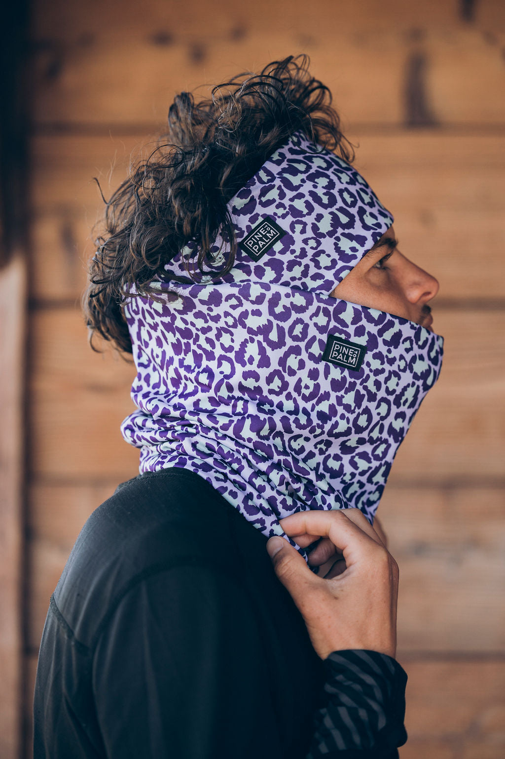 TOUR DE COU TECHNIQUE WILD LILAS – Porté / ambiance (JPG)