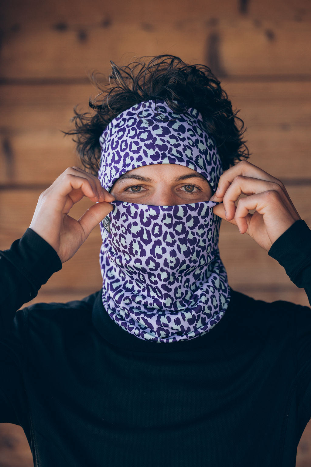 TOUR DE COU TECHNIQUE WILD LILAS – Porté / ambiance (JPG)
