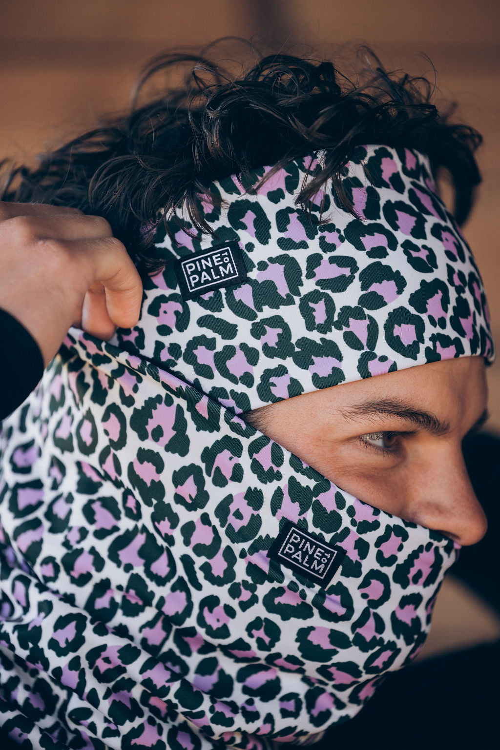TOUR DE COU TECHNIQUE WILD VANILLE – Porté / ambiance (JPG)