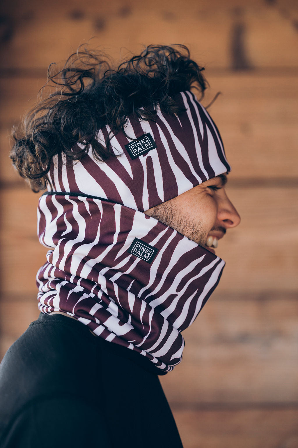 TOUR DE COU TECHNIQUE ZEBRA BORDEAUX – Porté / ambiance (JPG)