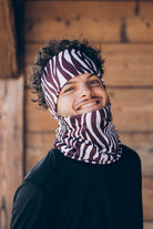 TOUR DE COU TECHNIQUE ZEBRA BORDEAUX – Porté / ambiance (JPG)